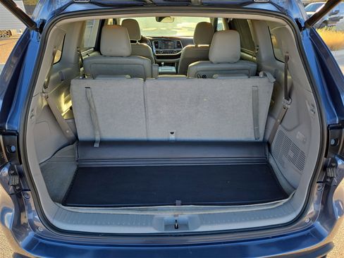 Used 2018 Toyota Highlander XLE image 12