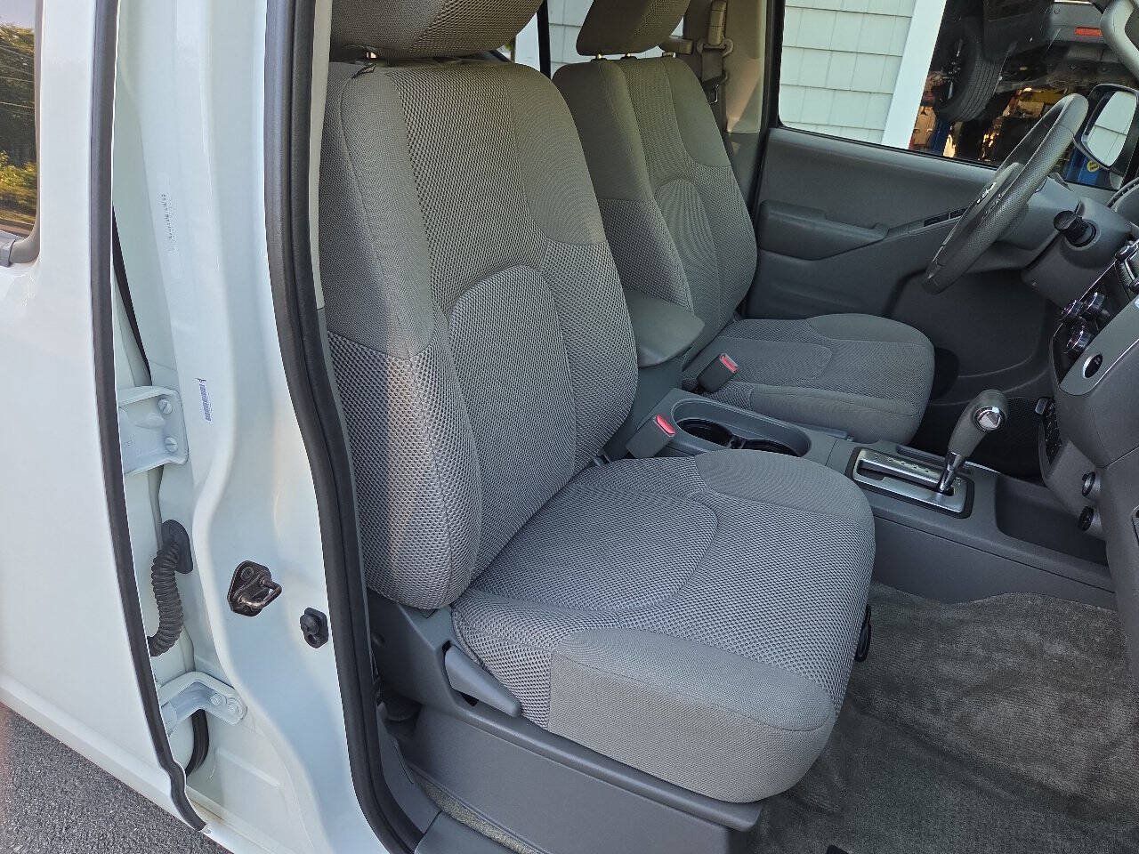 Used 2015 Nissan Frontier SV w/ SV Value Truck Package AWD/4WD image 10