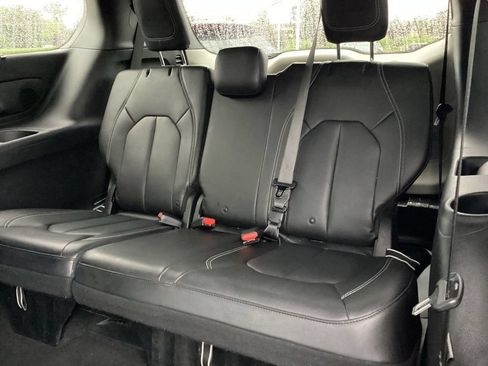 Used 2018 Chrysler Pacifica Touring-L Plus w/ S Appearance Package FWD image 16