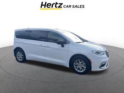 Used 2025 Chrysler Pacifica Select