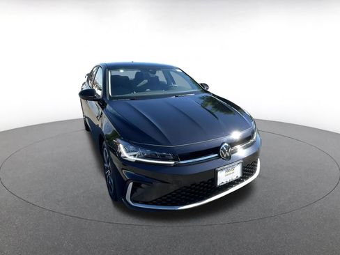 Used 2025 Volkswagen Jetta SE image 3