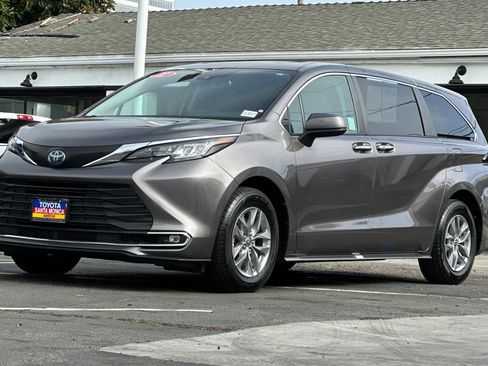 Used 2022 Toyota Sienna XLE image 8