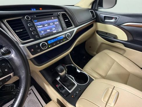 Used 2019 Toyota Highlander Limited FWD image 19