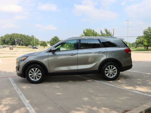 Used 2017 Kia Sorento FWD image 4