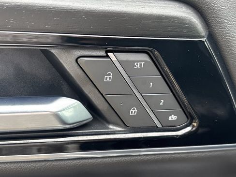 Used 2025 GMC Yukon Denali RWD image 24