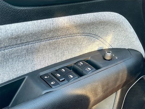 Used 2025 Jeep Compass Latitude image 18