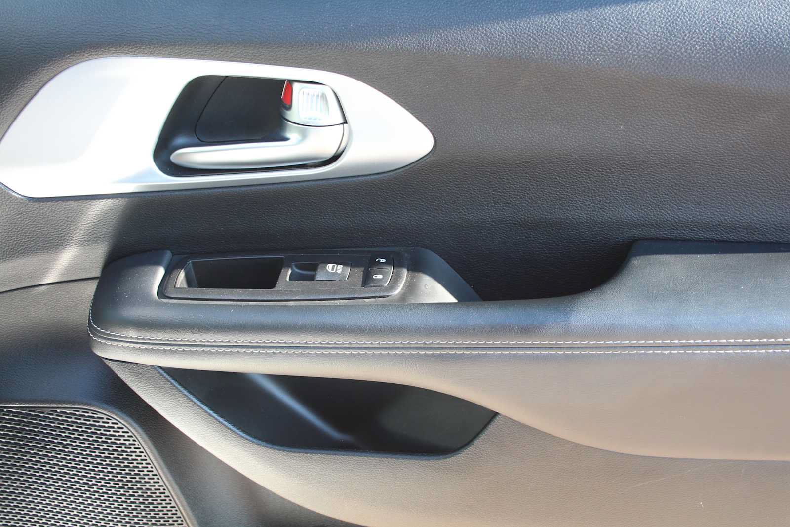 Used 2023 Chrysler Pacifica Touring FWD image 17