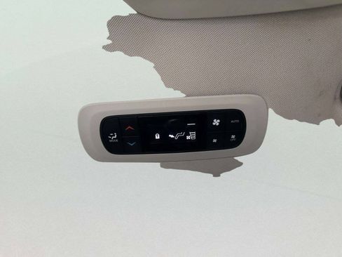 Used 2019 Chrysler Pacifica Touring-L FWD image 36