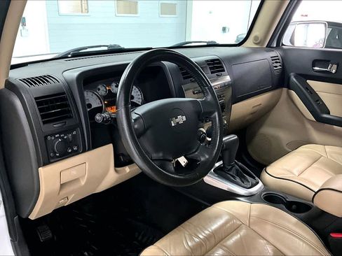 Used 2010 HUMMER H3T Luxury w/ Appearance Package AWD/4WD image 2