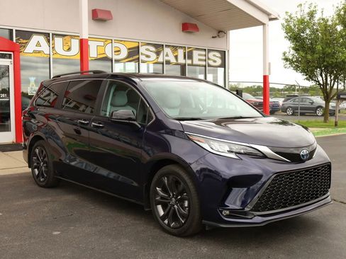 Used 2024 Toyota Sienna XSE w/ XSE Plus Package FWD image 3