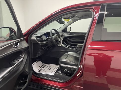 Used 2023 Jeep Grand Cherokee Limited w/ Black Appearance Package AWD/4WD image 9