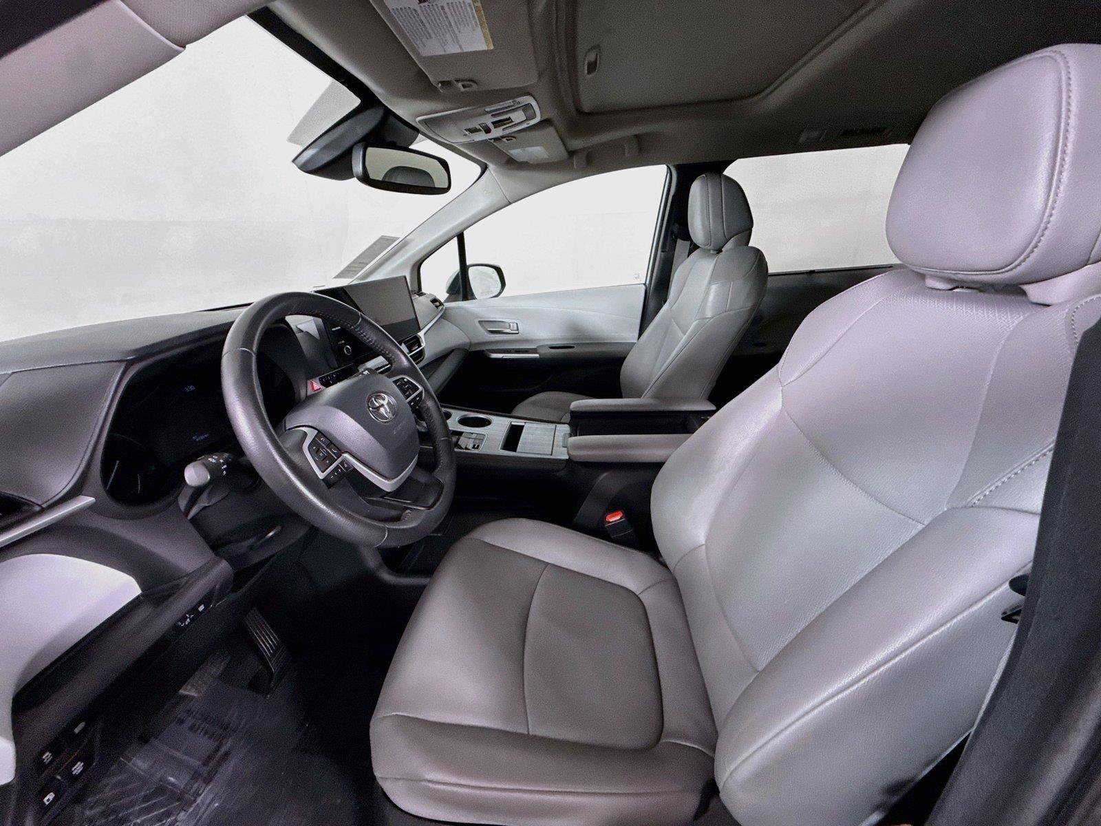 Certified 2025 Toyota Sienna XLE FWD image 3