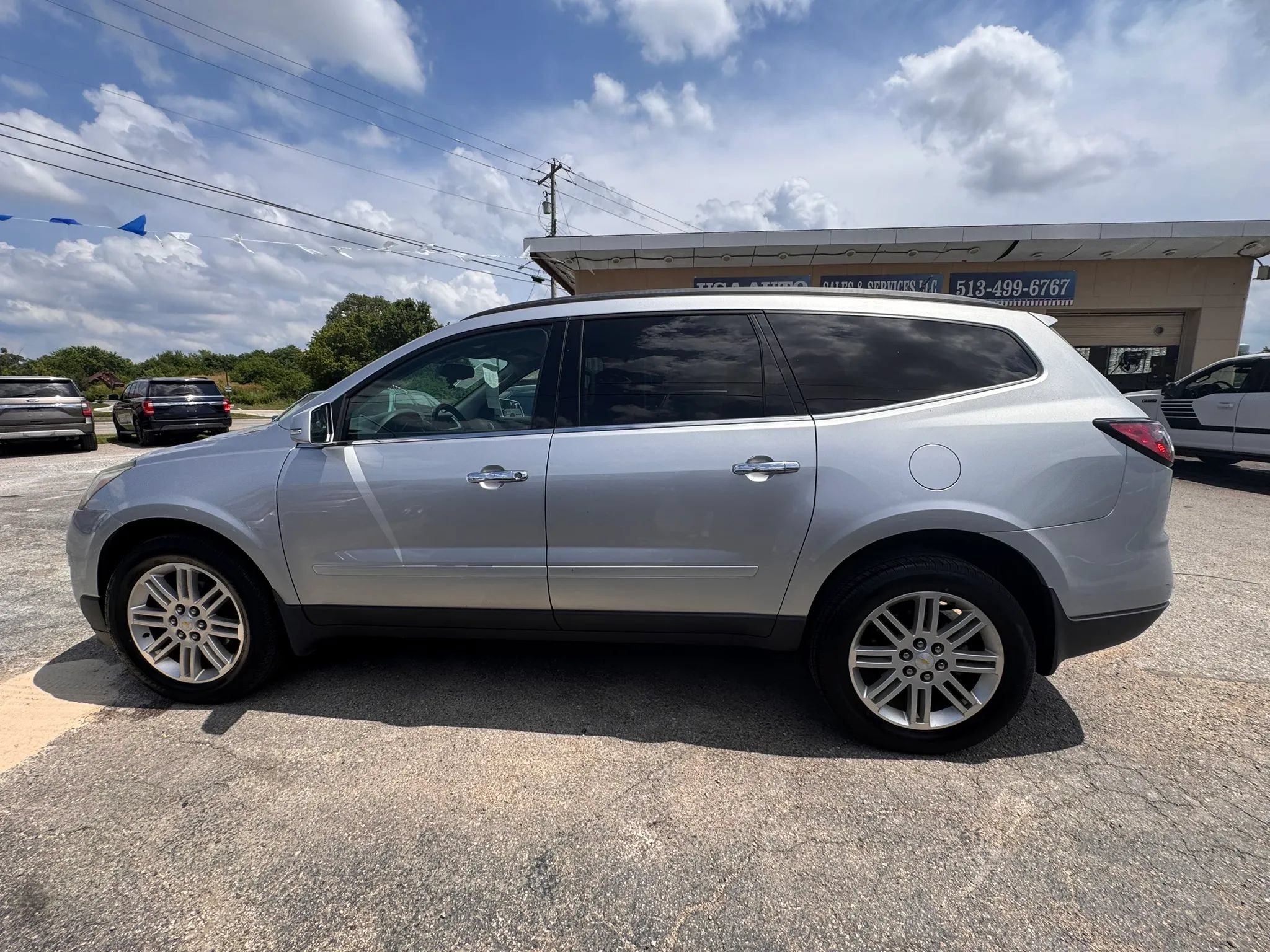 Used 2015 Chevrolet Traverse LT w/ Style and Technology Package FWD image 3