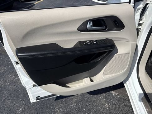 Used 2018 Chrysler Pacifica Limited FWD image 22