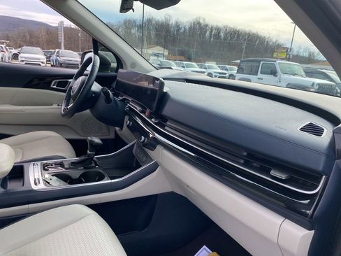 Certified 2025 Kia Carnival SX Prestige image 8