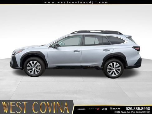 Used 2025 Subaru Outback Premium AWD/4WD image 4