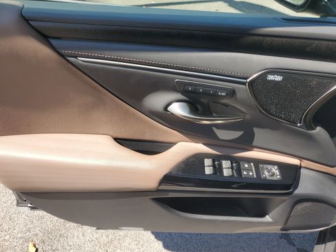 Certified 2022 Lexus ES 300h w/ Premium Package image 21