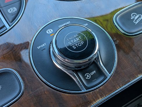 Used 2020 Bentley Bentayga AWD/4WD image 30