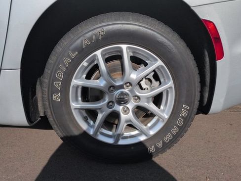 Used 2023 Chrysler Pacifica Touring-L FWD image 11