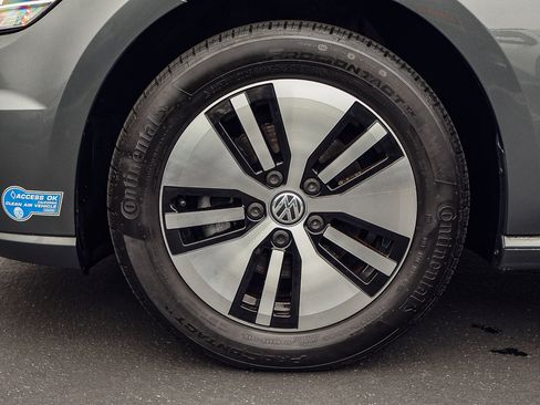 Used 2017 Volkswagen e-Golf SE w/ DC Fast Charging Package image 17