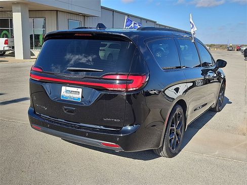 Used 2024 Chrysler Pacifica Limited w/ S Appearance Package image 6