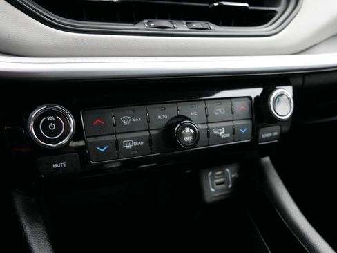 Used 2025 Jeep Compass Limited image 19