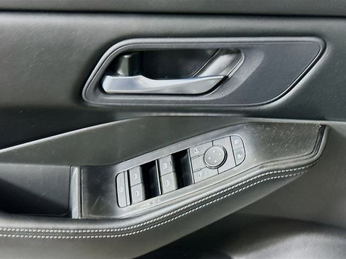 Used 2025 Nissan Rogue SV image 15