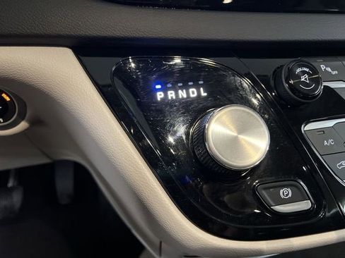 Used 2017 Chrysler Pacifica Touring-L w/ Tire & Wheel Group image 15