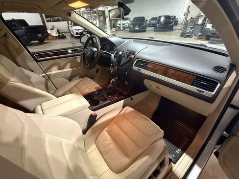 Used 2014 Volkswagen Touareg TDI image 18