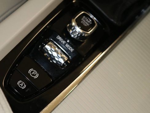 Used 2019 Volvo XC60 T5 Momentum w/ Premium Package image 38