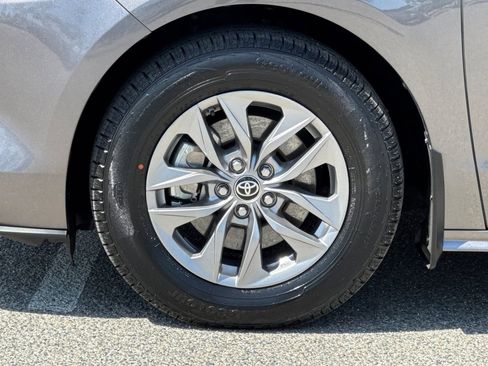 Used 2024 Toyota Sienna XLE w/ XLE Plus Package FWD image 29