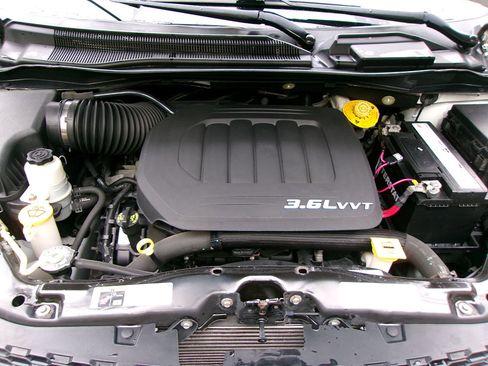 Used 2017 Dodge Grand Caravan SXT image 8