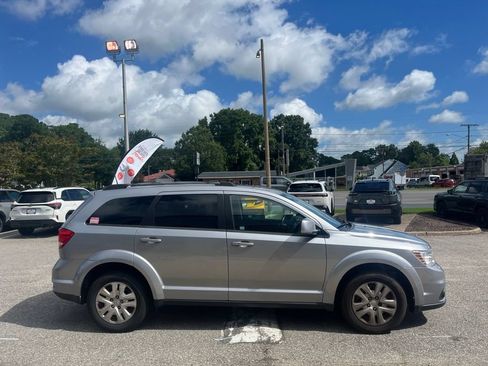 Used 2018 Dodge Journey SXT w/ Connectivity Group FWD image 3
