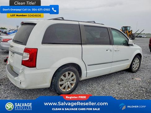 Used 2016 Chrysler Town & Country Touring image 4