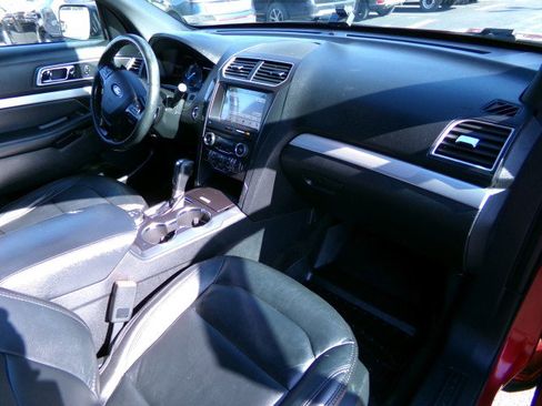 Used 2017 Ford Explorer XLT w/ Equipment Group 202A AWD/4WD image 12