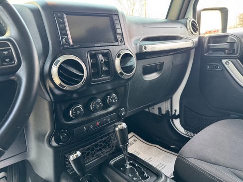 Used 2018 Jeep Wrangler Unlimited Rubicon w/ Connectivity Group image 19