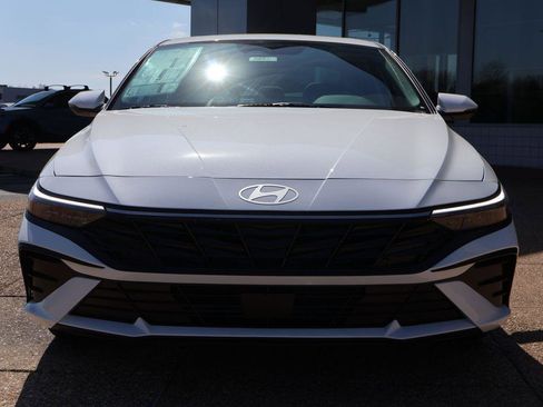 New 2026 Hyundai Elantra Limited FWD image 8
