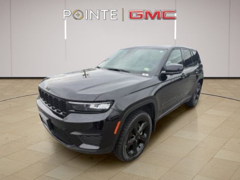 Used 2022 Jeep Grand Cherokee Altitude image 3