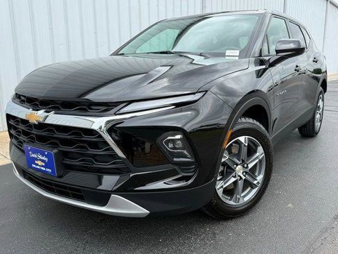 Used 2025 Chevrolet Blazer LT image 1