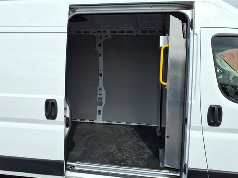 Used 2025 RAM ProMaster 2500 w/ Convenience Group image 11