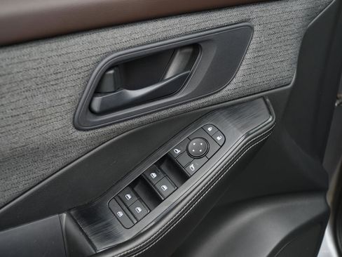 Used 2022 Nissan Rogue S FWD image 12