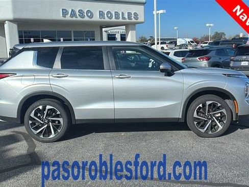 Used 2024 Mitsubishi Outlander SE image 2