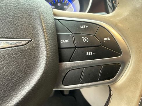 Used 2018 Chrysler Pacifica Limited image 27