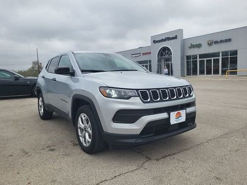 Used 2025 Jeep Compass Sport image 7