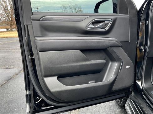 Used 2024 GMC Yukon SLT w/ SLT Luxury Package image 18