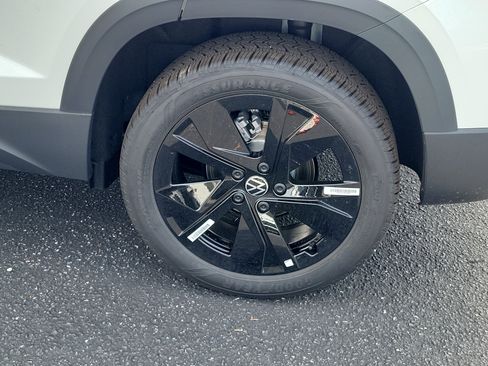 New 2026 Volkswagen Taos SE FWD image 28