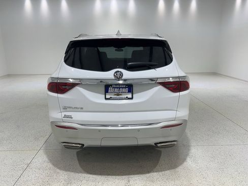 Used 2022 Buick Enclave Essence image 3