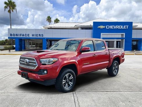 Used 2017 Toyota Tacoma TRD Sport image 2