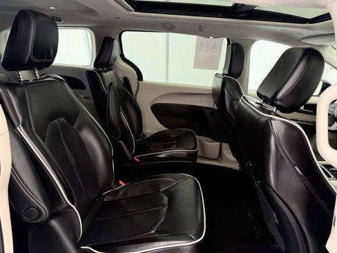 Used 2023 Chrysler Pacifica Limited FWD image 29
