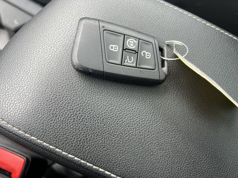 Certified 2023 Volkswagen Tiguan SE FWD image 33